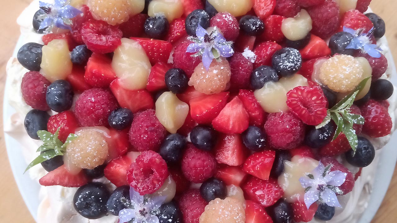 Pavlova aux fruits — desserts Les Clapiottes à Caen